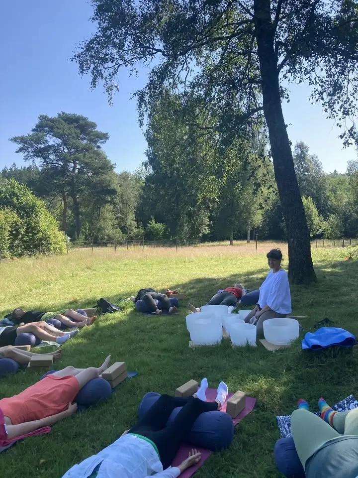 Restorative Yoga med Sound Healing - i hagen!