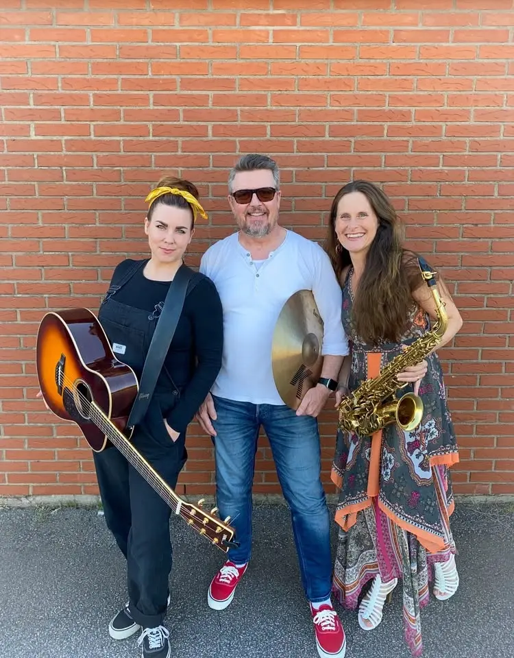 Musik i sommarkväll – Solsken och kaffetårar med Anna Jett, Carl Persson och Charlotte Polson