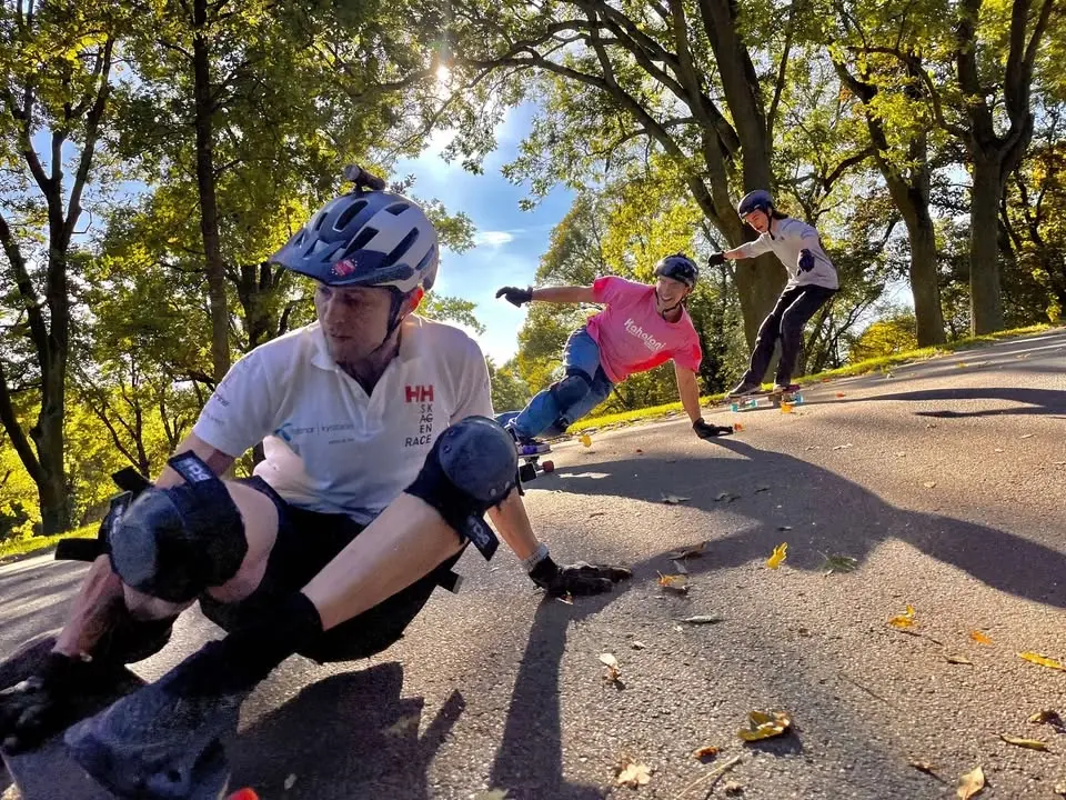 [free gear to use] Saturday lunch beginner/intermediate slide sesh central Stockholm (skateboard)