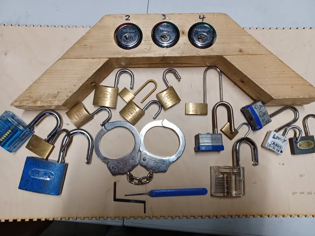 Lockpicking at Tog