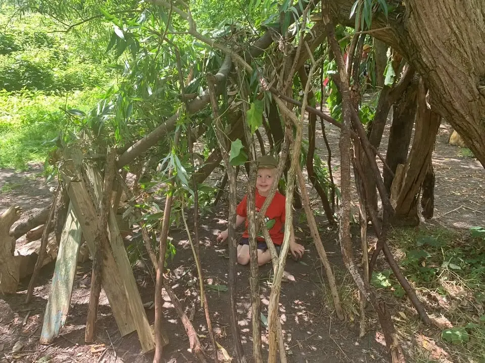 Den building, balancing and tree climbing