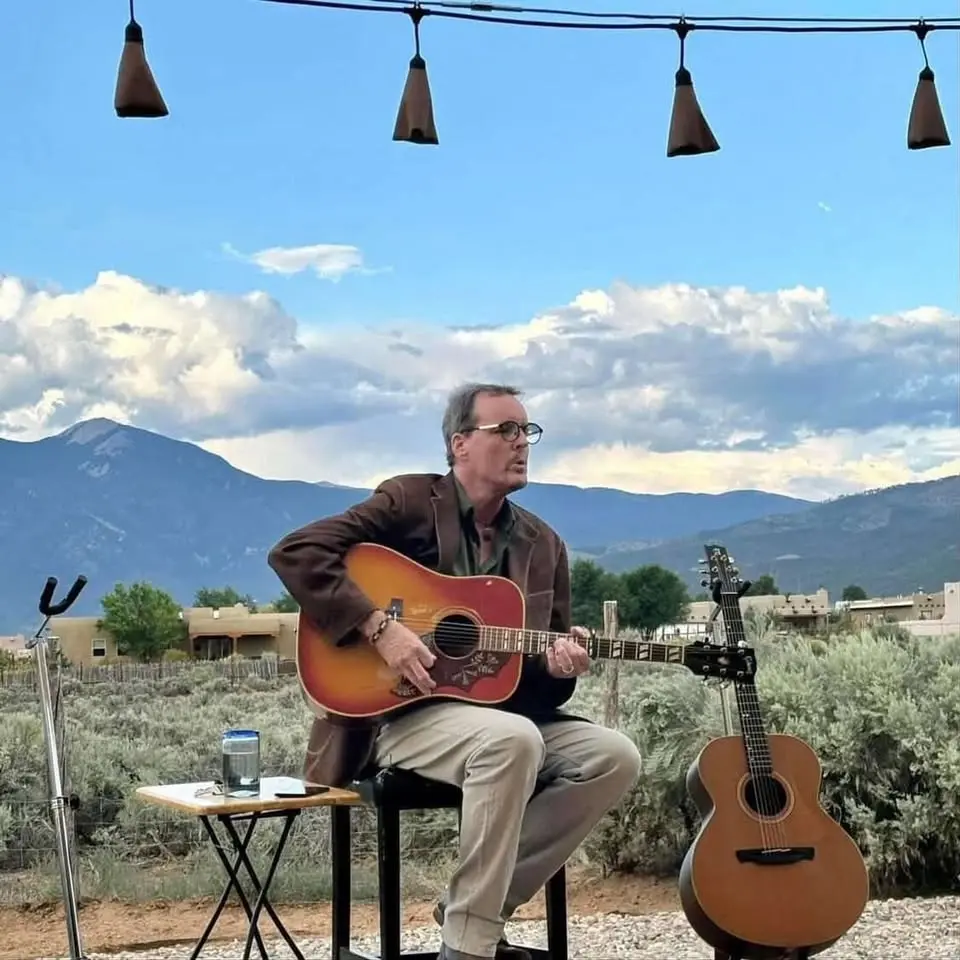 GRATIS SOLOKONCERT med BRETT PERKINS 🎶❤️🎵