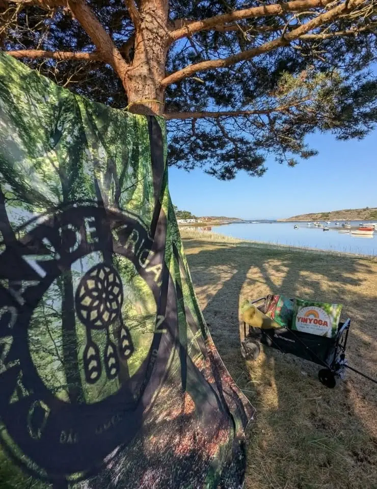 Bjudklass đ Sommaryoga vid strandkanten med Dansande krigaren, Kyrkviken, Resö