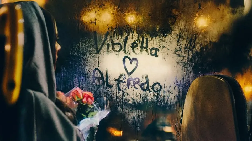 Violetta tar bussen