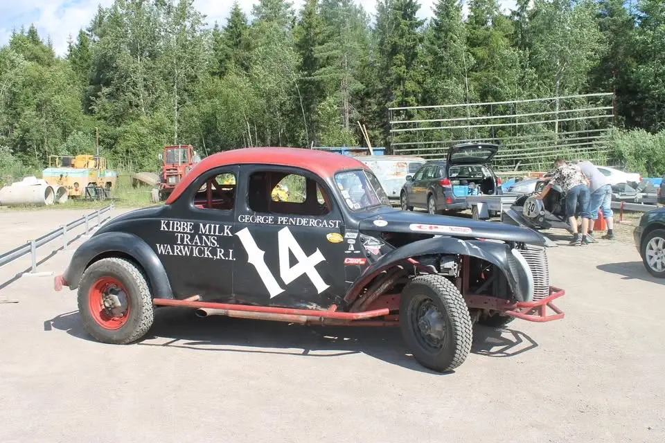 DIRT TRACK SUNDAY