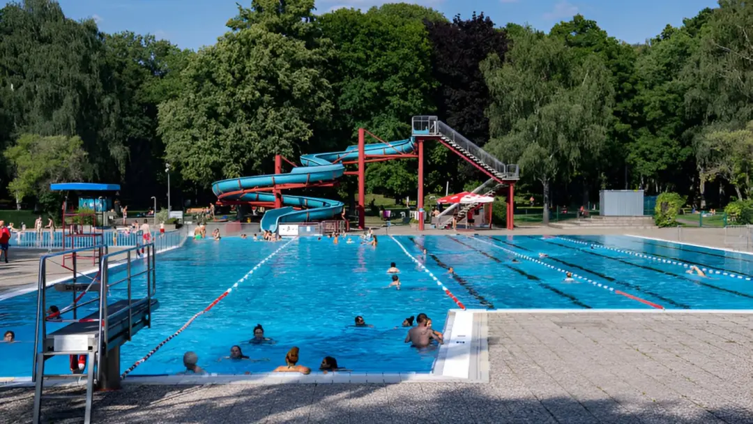 Humboldthain Pool: 30 min swim 🌞 🌊 👋