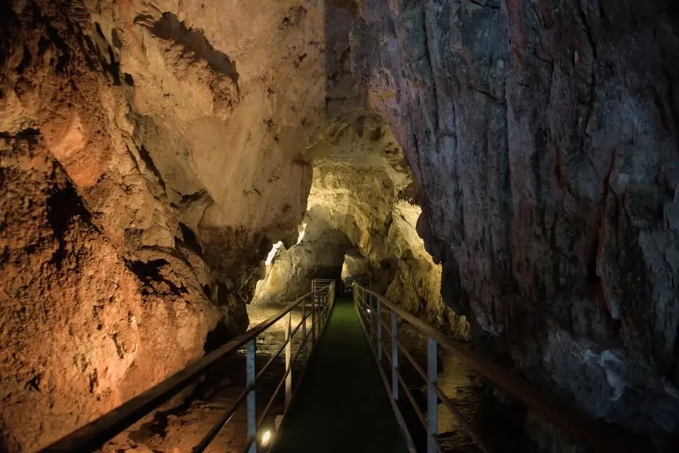 🌌 GROTTE DI NOTTE: SPELEO & BRACE! 🕵️♂️🥩