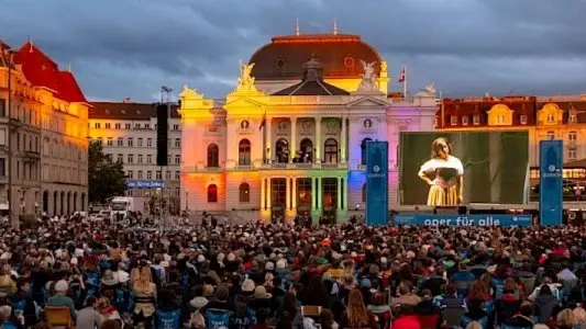 🎶 ¡Concierto al aire libre con la Orquesta de la Ópera de Zúrich! 🎶🌞🍷
