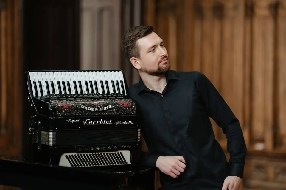 De la Paris la Buenos Aires – Recital de acordeon cu Emanuel Arsinte