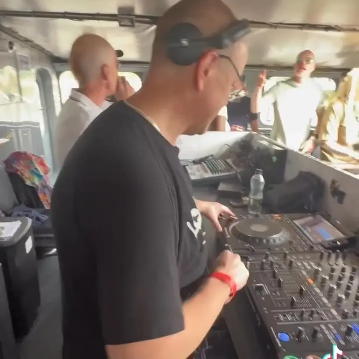 The’House’Boat 10th Birthday The Final Voyage 