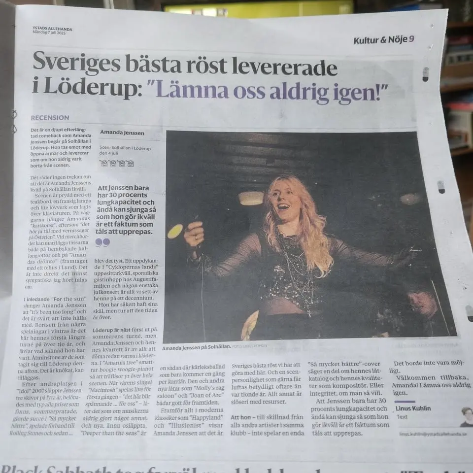 Amanda Jenssen med sitt band