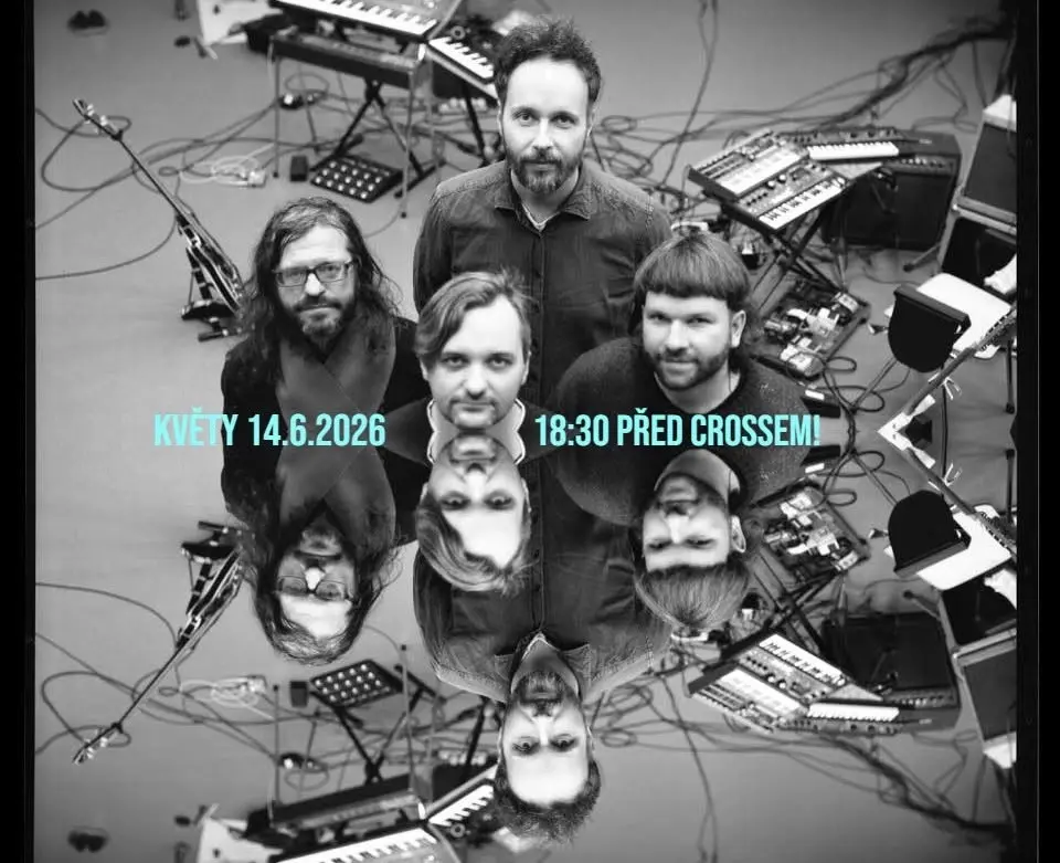 Květy před klubem Cross (support Anna Beata Háblová)