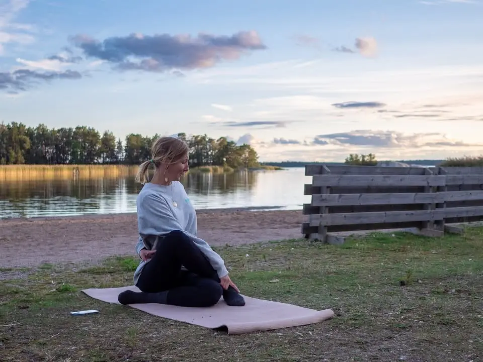 Kvinnocirkel utomhus med yoga, kakao, sharing och trummeditation