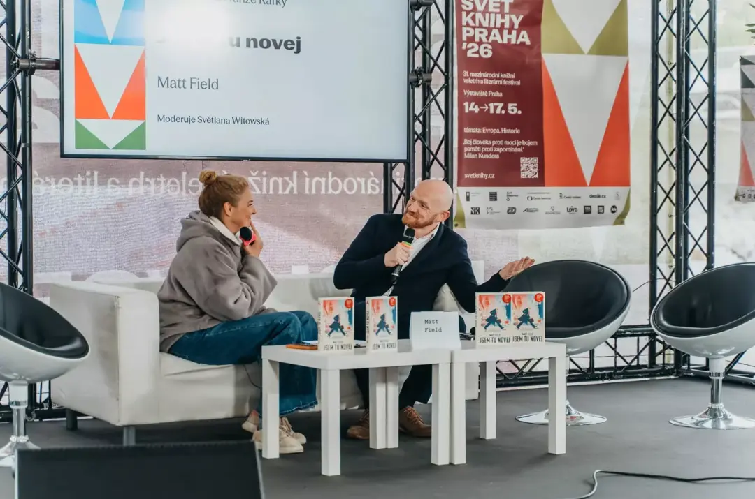 Beseda a autogramiáda britského velvyslance Matta Fielda ke knize Jsem tu novej