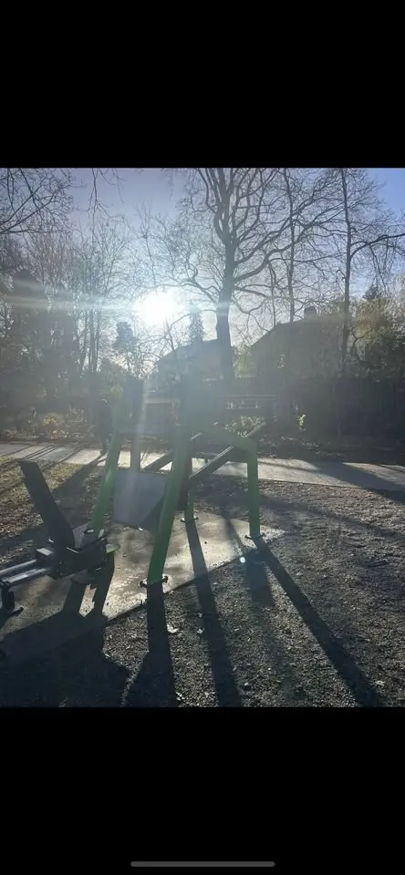 Träning på utegymmet vid Skarpnäcks skola