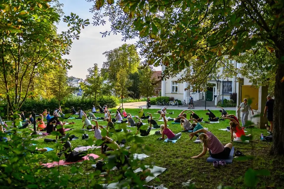 Wakacyjna joga na trawie obok BWA 