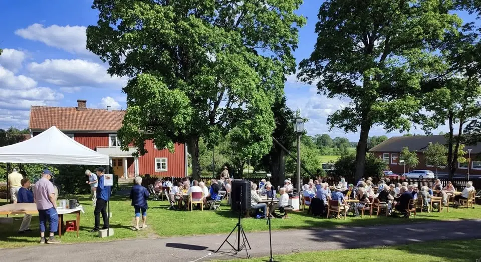 Peace popup sjunger på Gemla hembygdsgårds våffelcafe