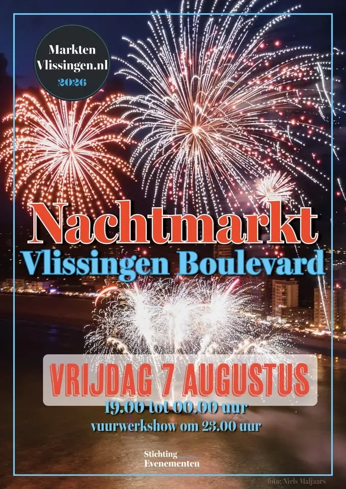 Nachtmarkt met vuurwerk