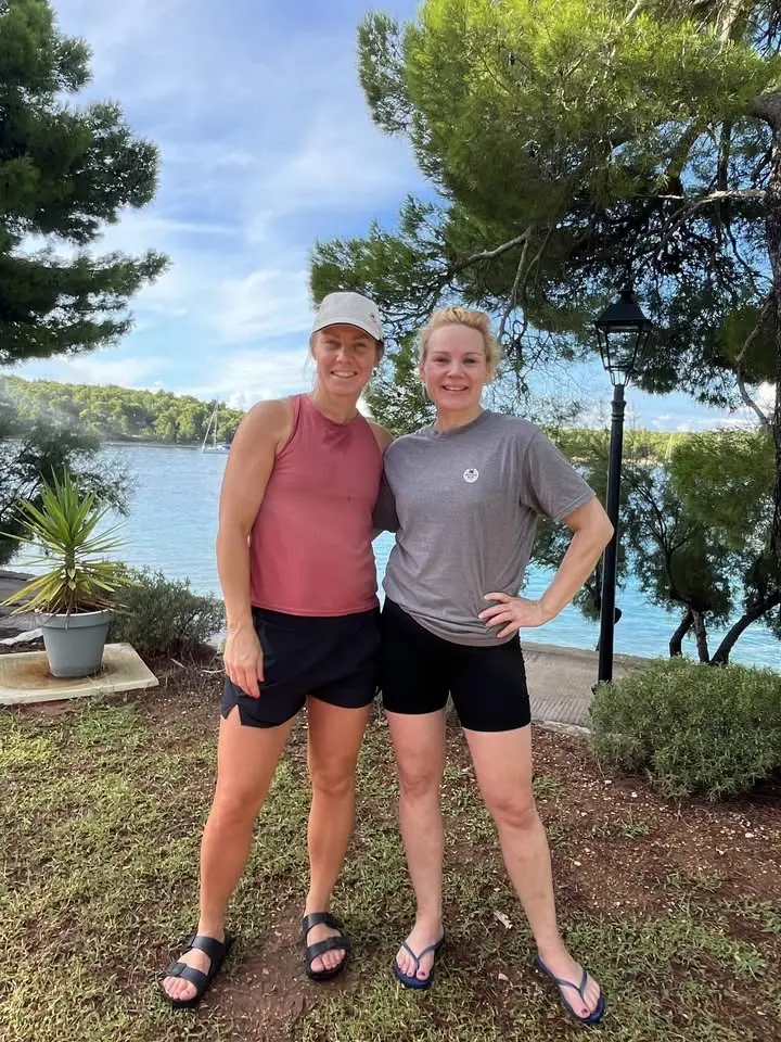 Träna med oss i ALLT-ANNAT-ÄN Träningskläder. Med Malin& Katja 