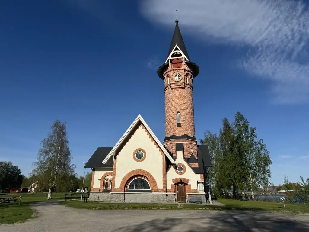 Sommarkyrka Vivstavarvs kapell: Våffelcafé och guidade turer