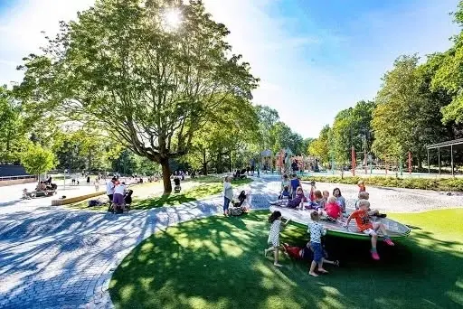 Träff i Aspuddsparken med korvgrillning 🌭 för npf-familjer med barn i alla åldrar