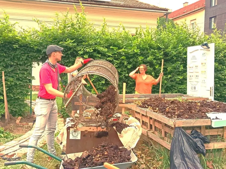 Humuszosztás a Dáni utcai közösségi komposztálónál