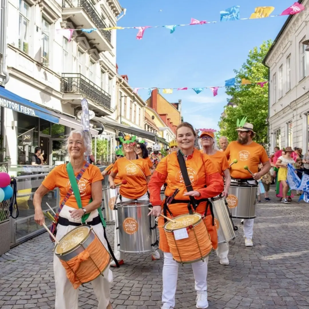 Parad med slagverksorkestern Batucalma
