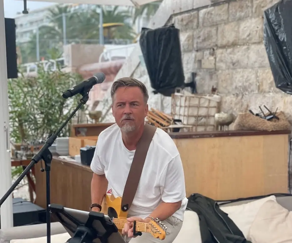 Peter Simson - Sommarkvällar på Café Kronhuset!
