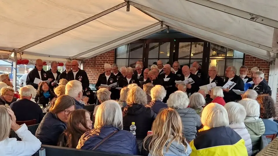 Aftensang på Hals Havn