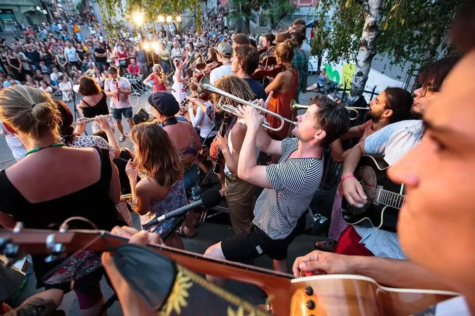 ETNO HISTeRIA FLOATING ORCHESTRA: 9. SVETOV