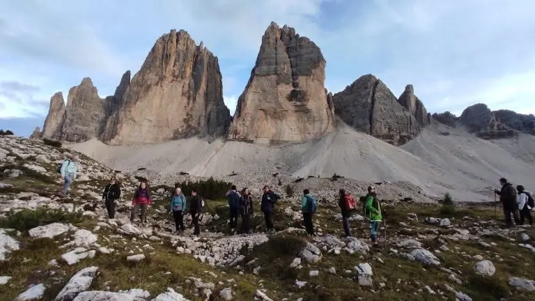 Anello serale delle Tre Cime di Lavaredo sotto le stelle.