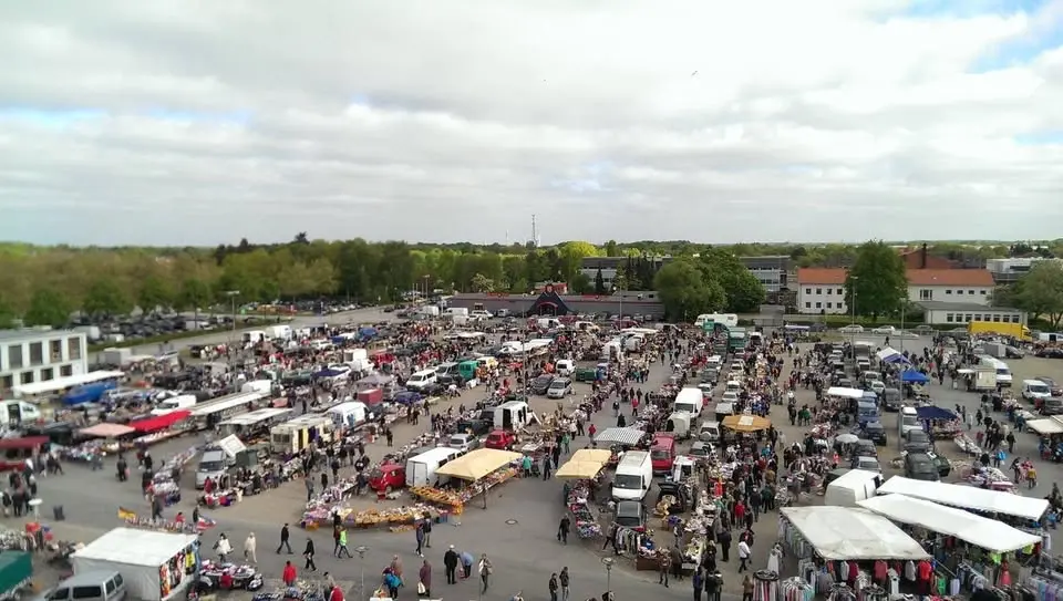 Riesen-Flohmarkt auf dem Holstenhallen-Außengelände