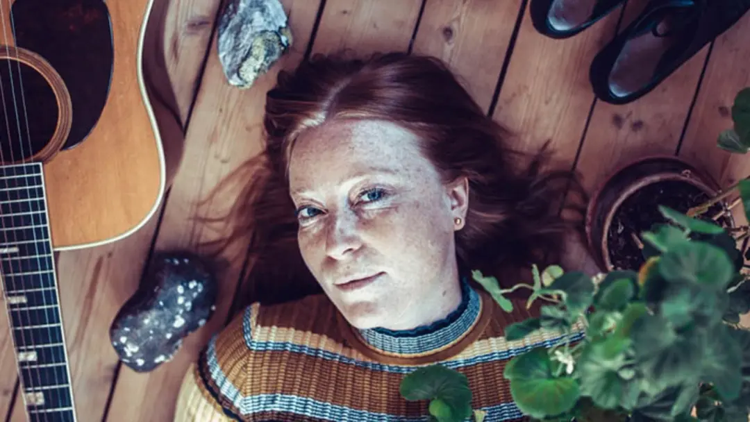 Vi som är födda vid havet – tonsatta dikter och berättelsen om poeten Ebba Lindqvist