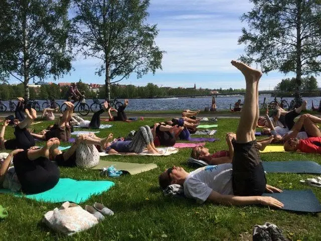 Sommaryoga i Surfbukten