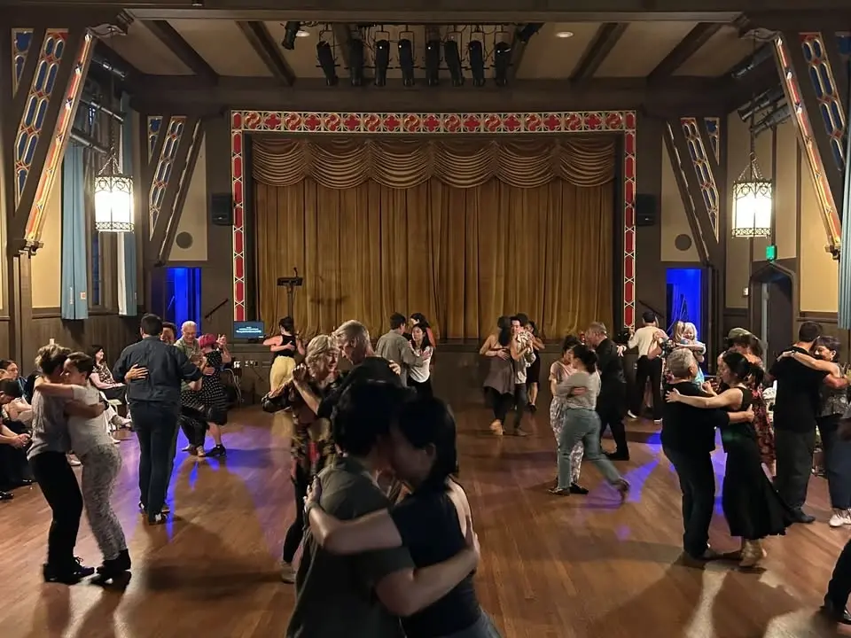Free flat-shoe tango practica at the Hillside Club with DJ Una