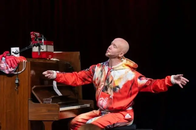 Popquiz på ostämt piano