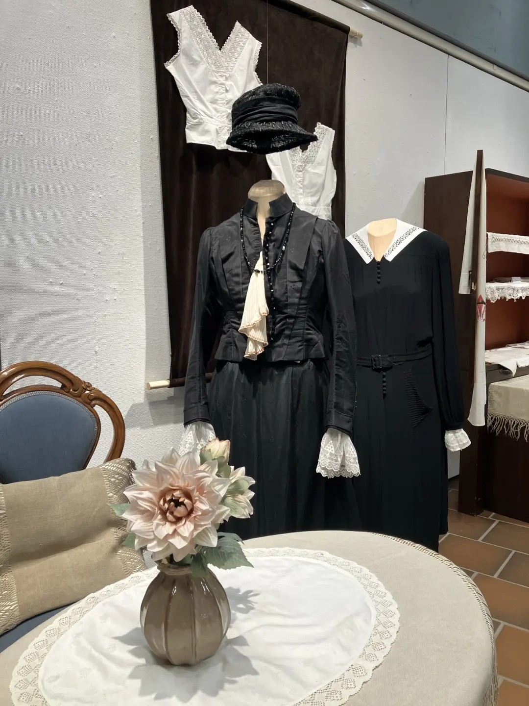 Systrarna Blombergs linneskåp