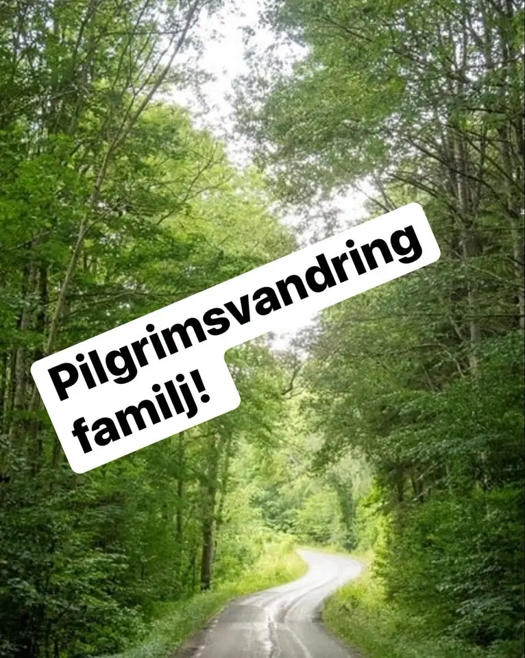 Pilgrimsvandring familj till labyrinten i Kungsgården