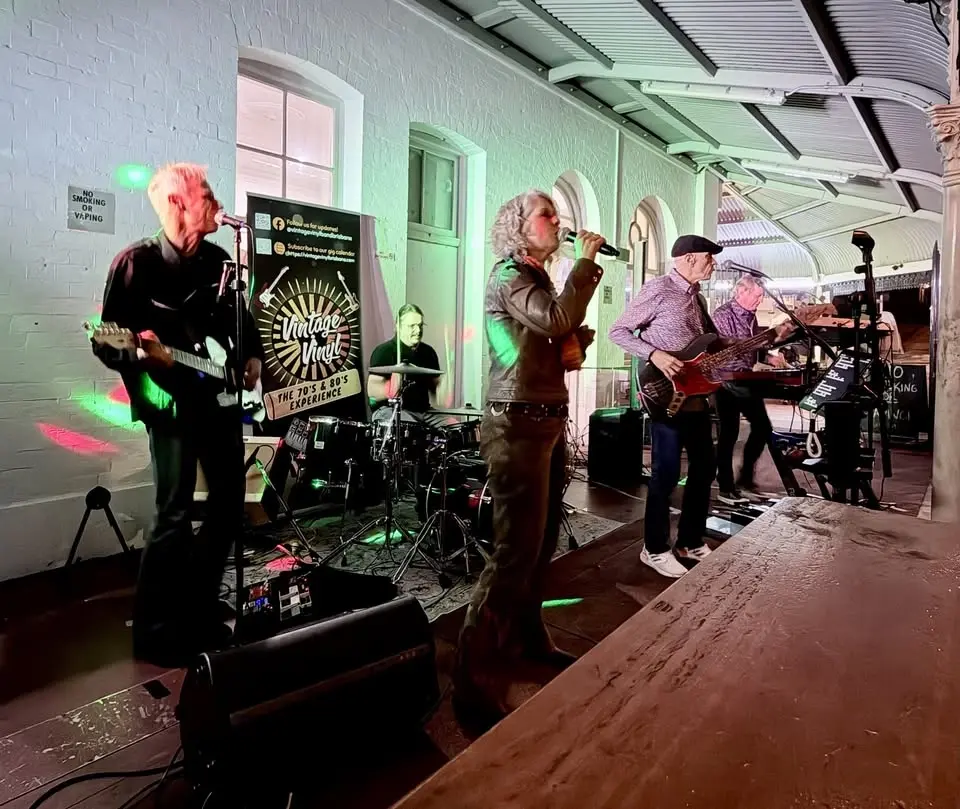 Metropole - Cold night. Hot band. Outdoor heaters.