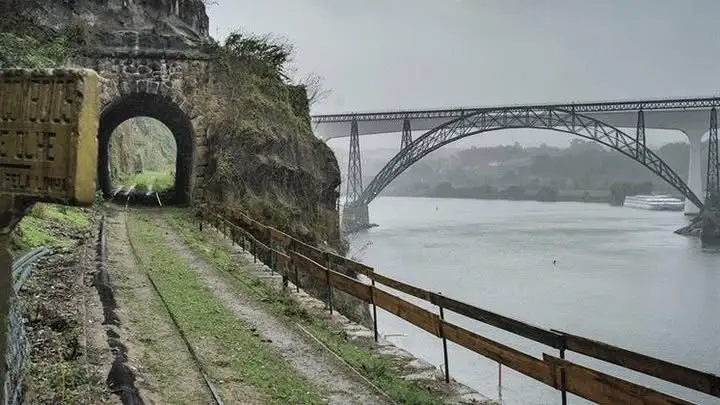 Trilhos Urbanos: Fontainhas ao Miradouro da Vitória (C/ passagem pelo antigo Ramal Alfândega)