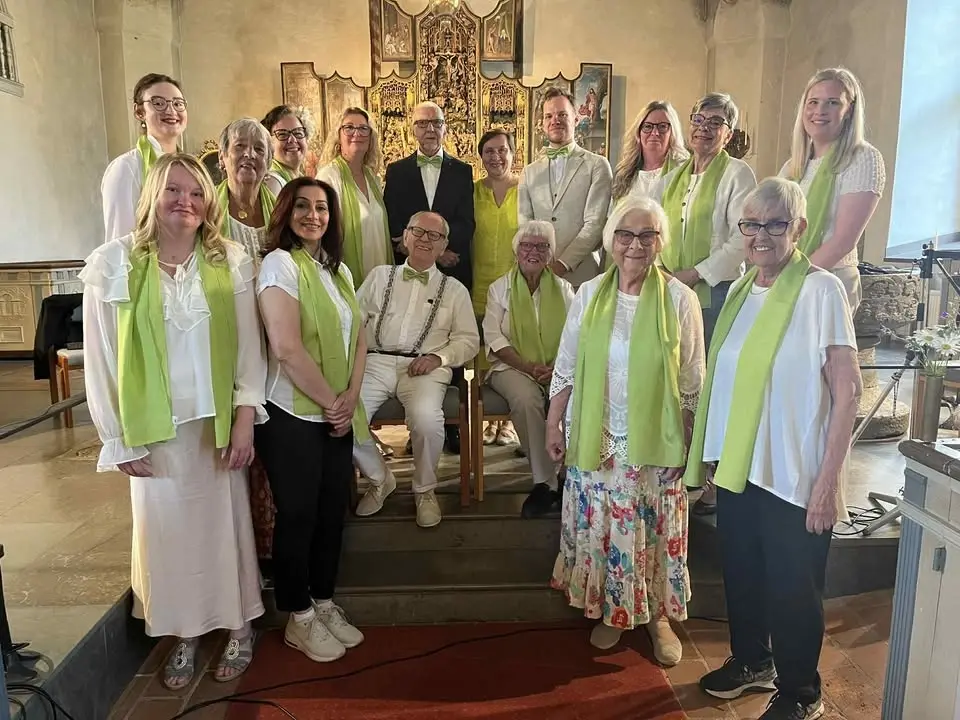 Sommarkonsert med Västerlövsta kyrkokör och vernissage