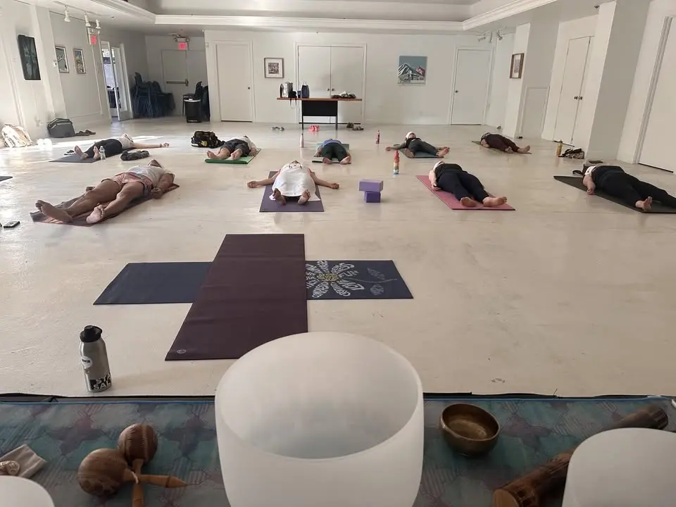 Cours de yoga en français + méditation sonore