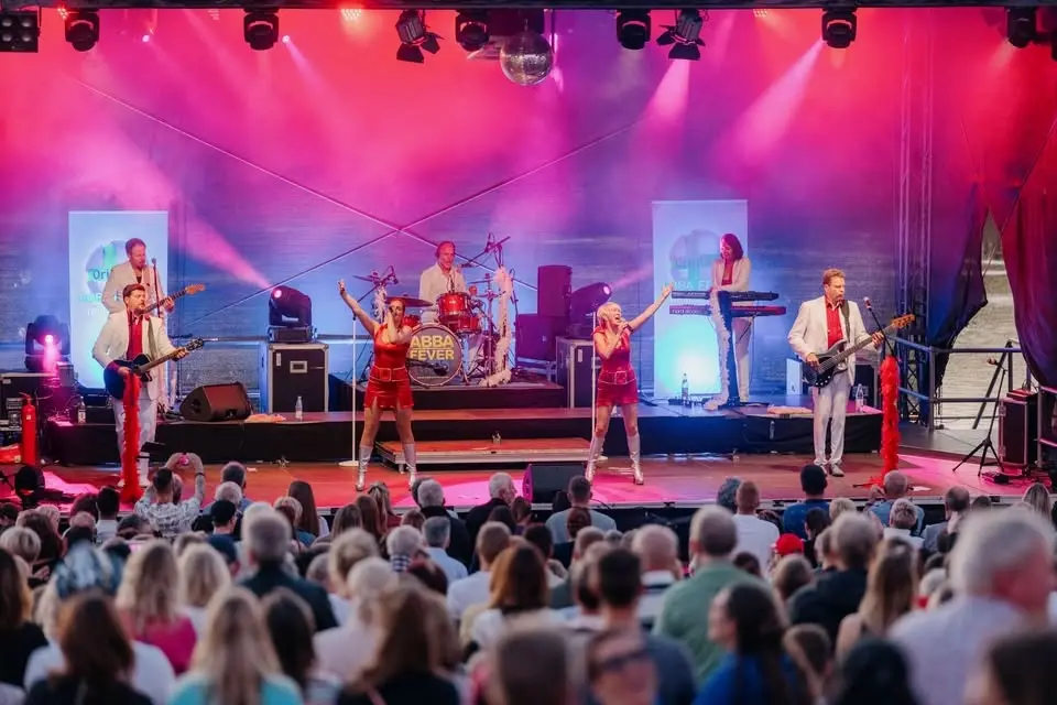 „Weyhe tanzt!“ mit „Original ABBA Fever Tribute Show“