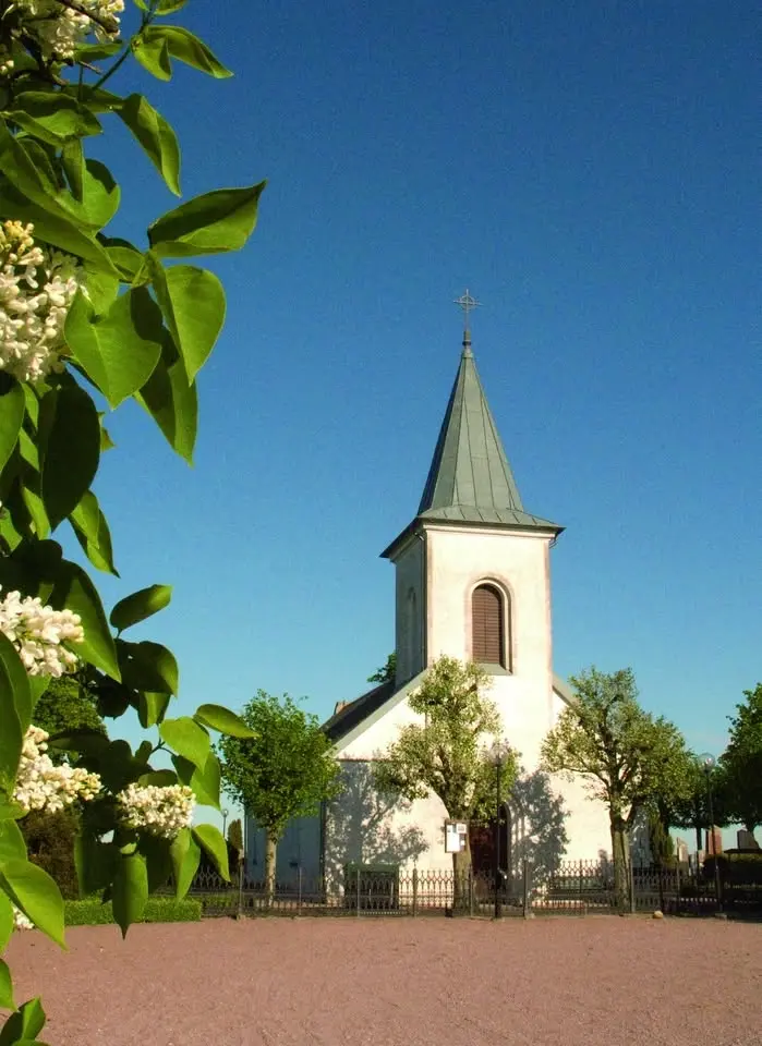 Kvällsgudstjänst med korvgrillning utanför kyrkan