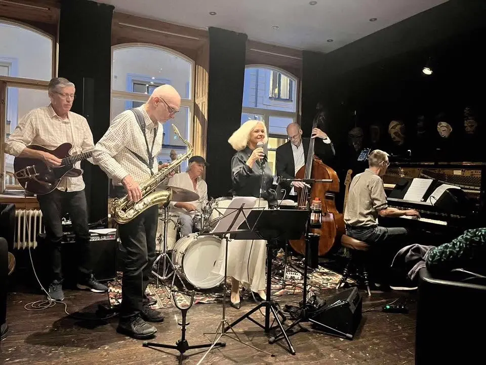 Sommarjazz på svenska i Vintervikens trädgård