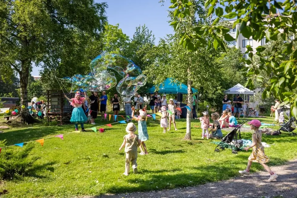 Keskustelupuiston perhepiknik