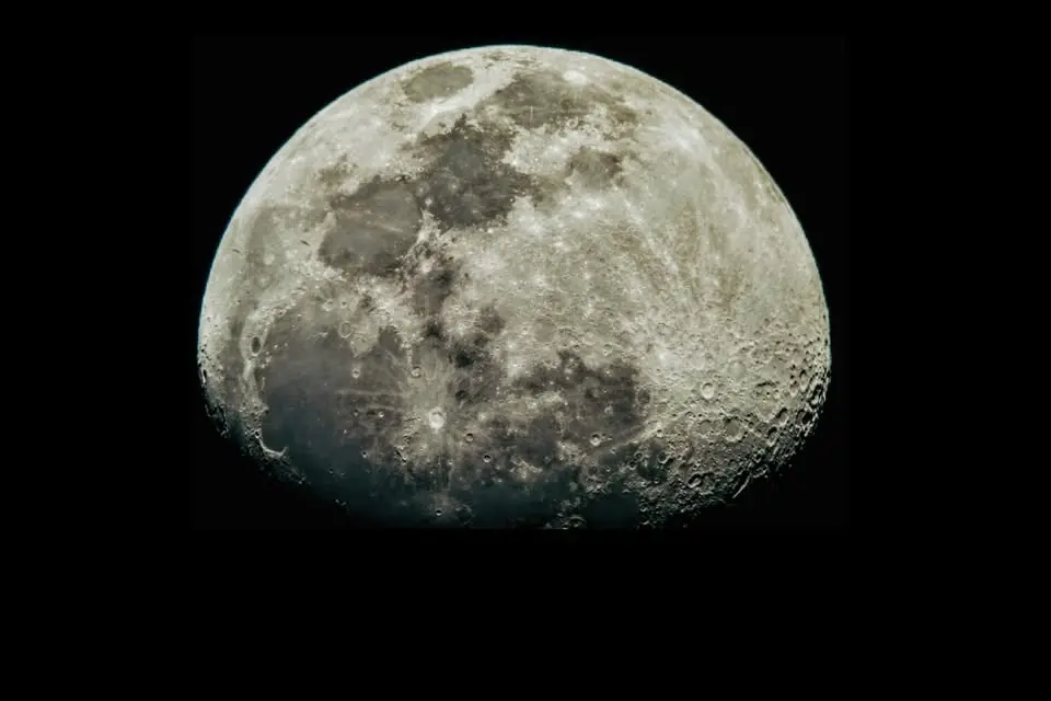 La Notte dello sbarco dell'Uomo sulla Luna con il mare della tranquillita al telescopio