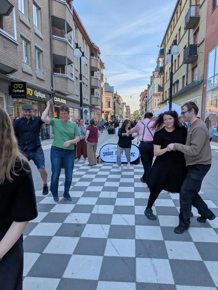 Sommardans på Olof Palmes torg