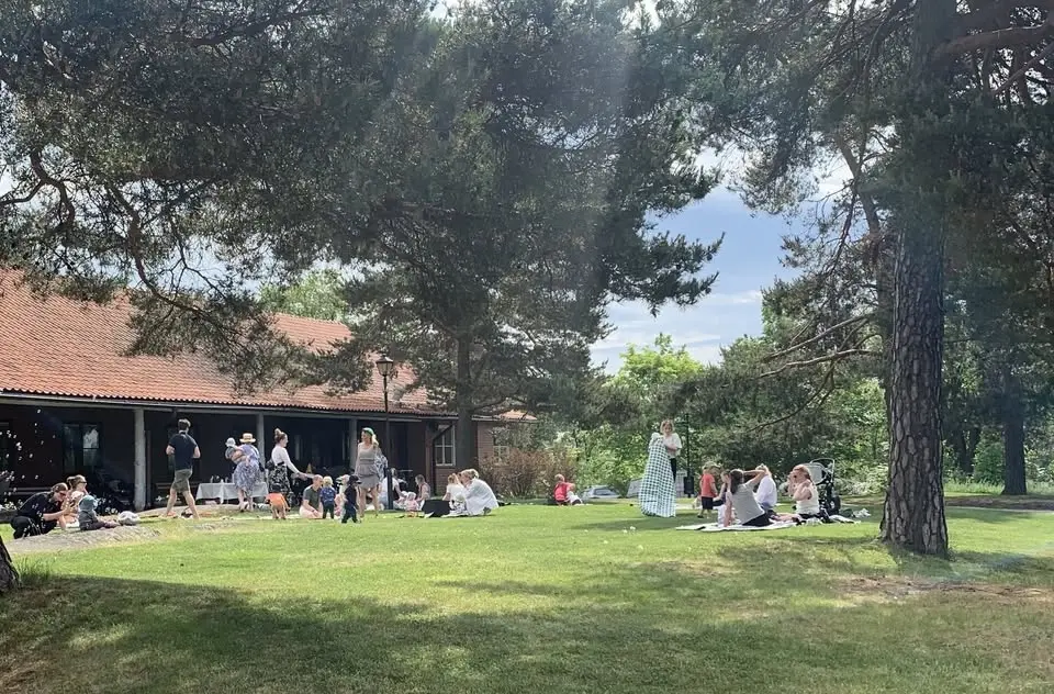 Parksång i ur och dur vid Essinge kyrka