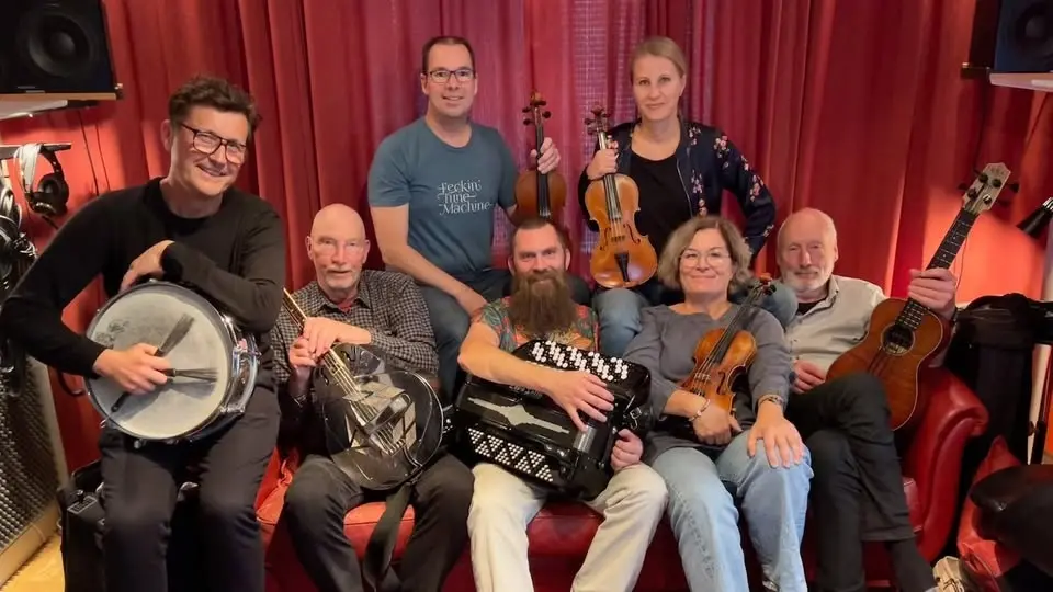 Folkmusik och dans på logen